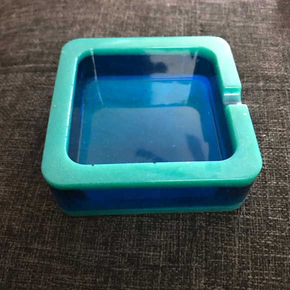 Hand Crafted Accents Ashtray With Holders Made From Resin And Is Rollers Tolerant To Heat